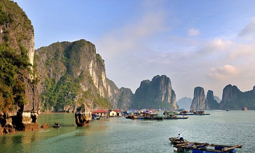 Vinh Ha Long lot top nhung noi co hoat dong bai bien thu vi